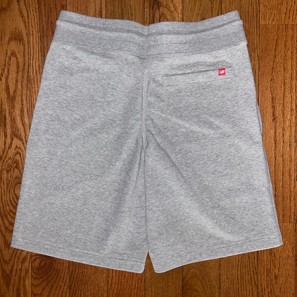 New Balance Essentials Shorts Size Medium NEW - Picture 4 of 4